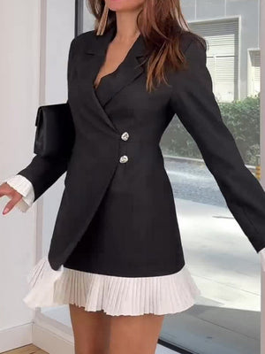 Langärmlige, farblich abgesetzte Blazer mit Faltenrock