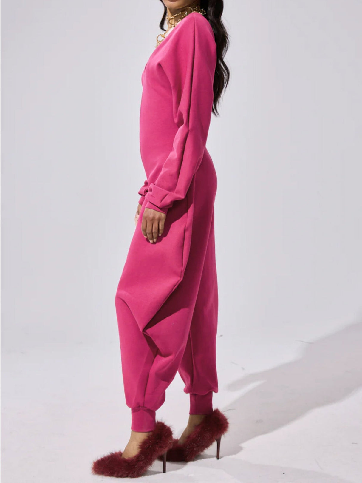 Ausgestellte, enge Jumpsuits und Bodysuits mit V-Ausschnitt und langen Ärmeln