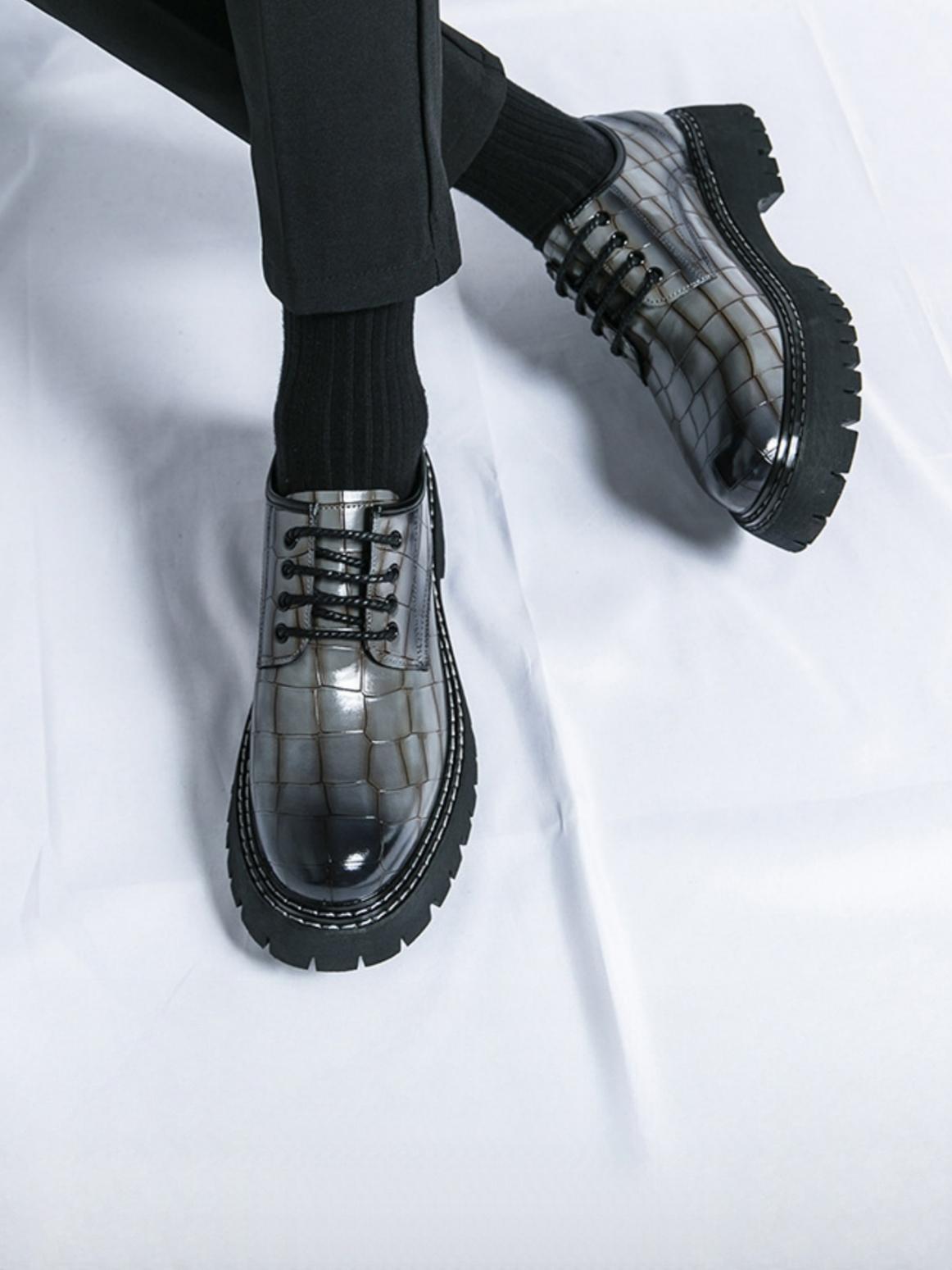 Elegante Business-Schuhe mit Used-Look-Steinmuster und dicken Sohlen