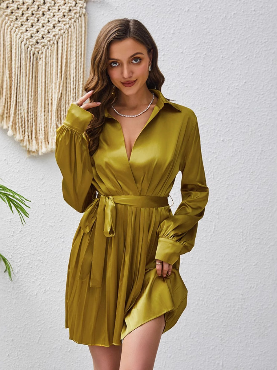 Langärmlige Mini- und kurze Kleider mit Polokragen, hoher Taille und Schnürung, mit hohem Bund