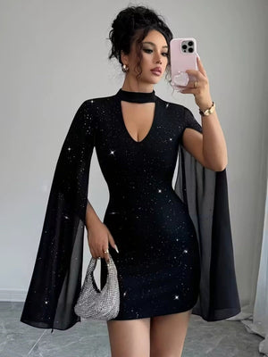 Robes courtes et mini à paillettes en mousseline et cape ajourée au niveau de la poitrine