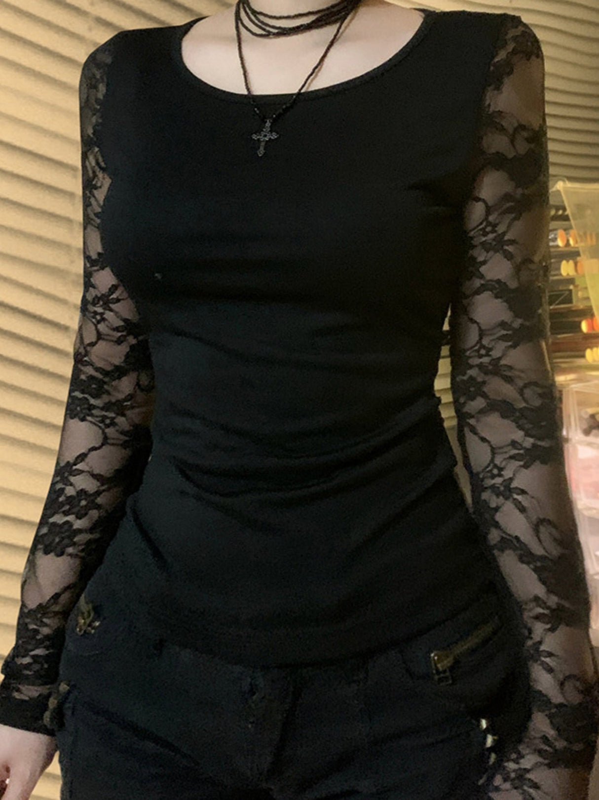 T-shirt sexy à manches longues, col rond et dos nu, orné de patchwork en dentelle