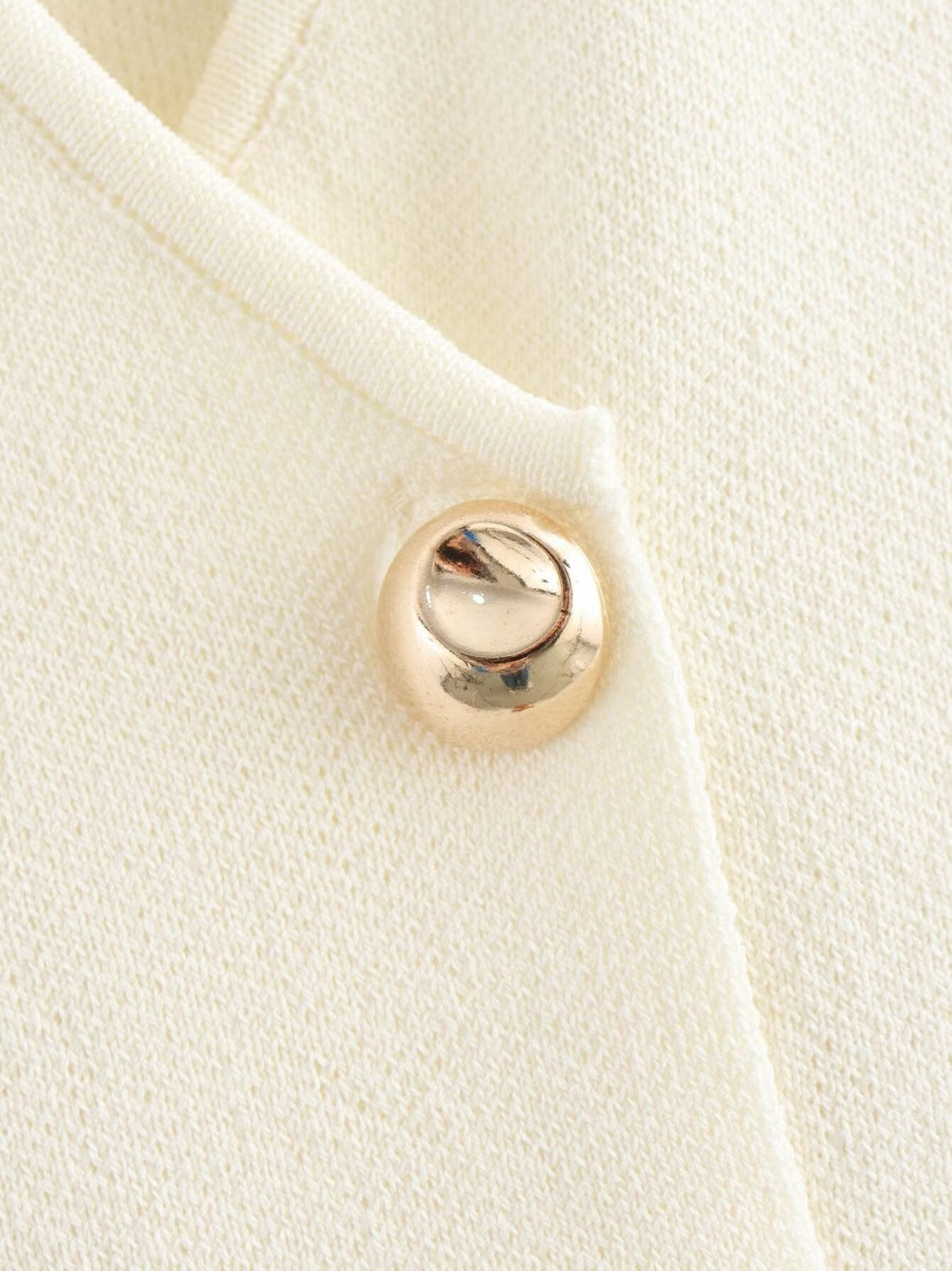 Ensemble deux pièces : gilet à col en V et boutons dorés, jupe plissée