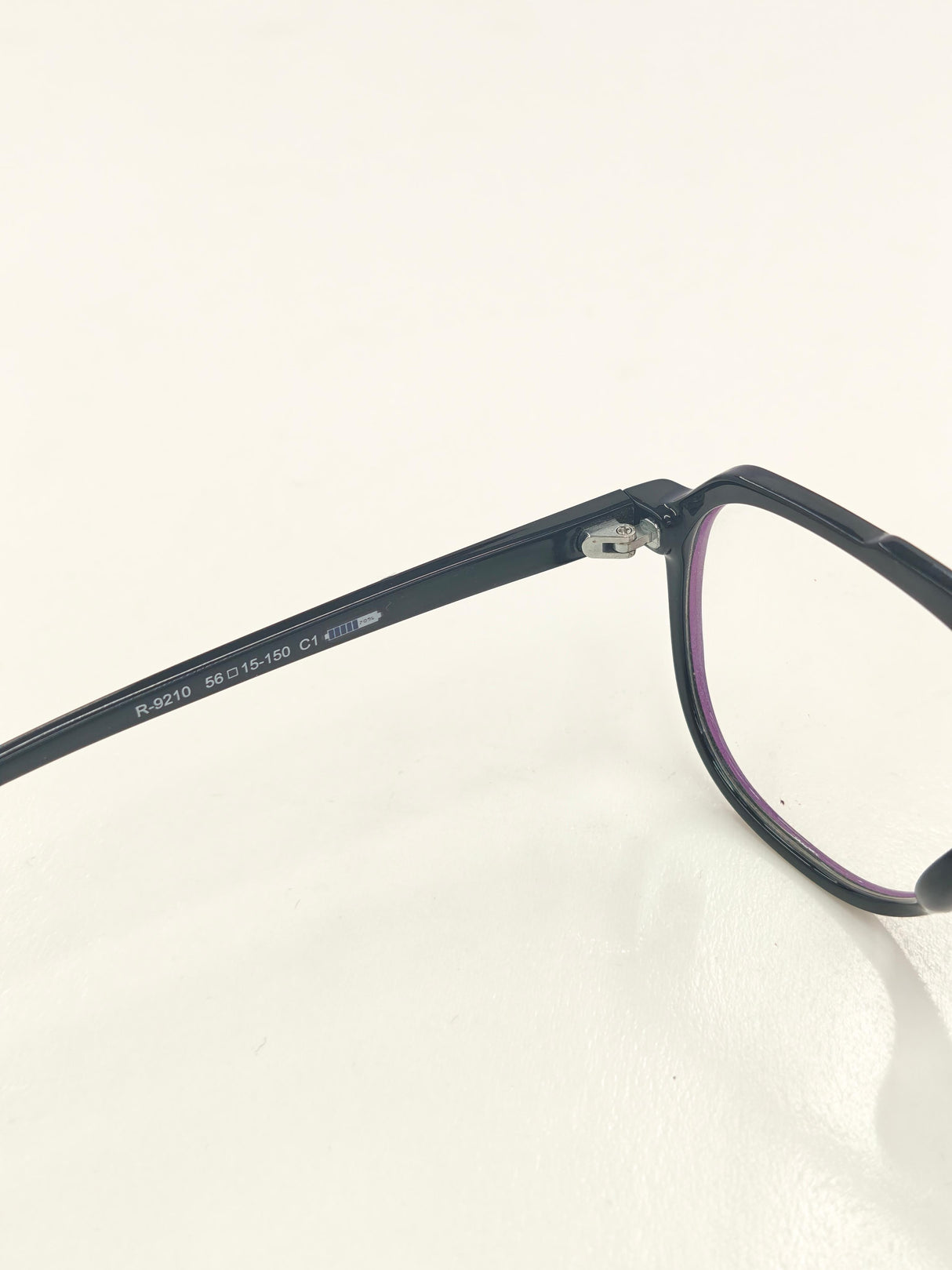 Lunettes à monture noire et bordures vertes