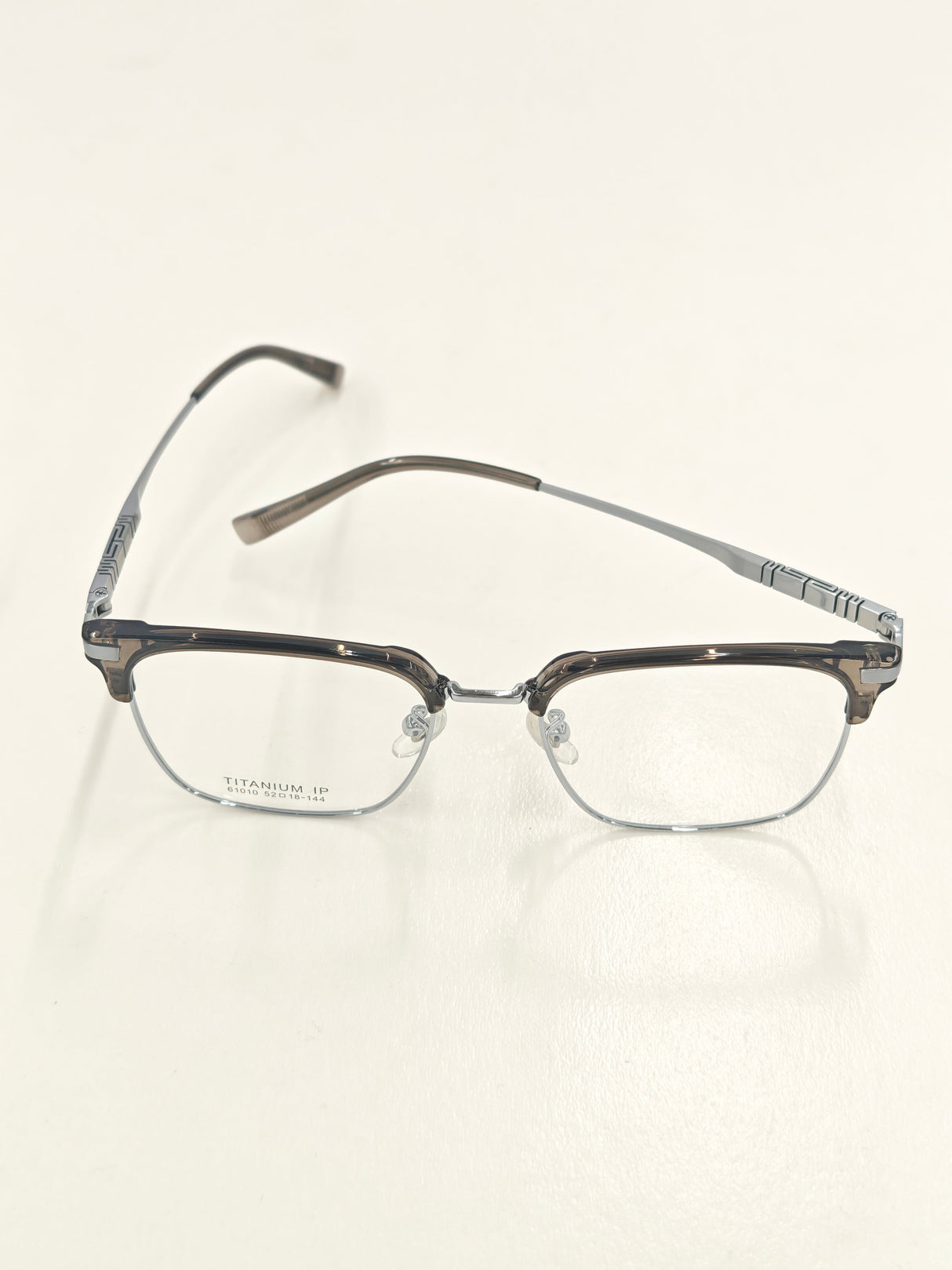 Lunettes argentées transparentes