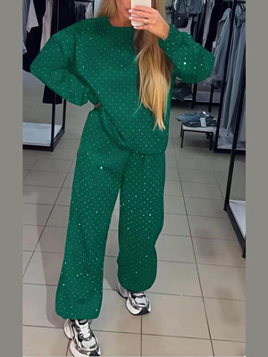 Zweiteiliges Set bestehend aus einem langärmeligen Top mit Rundhalsausschnitt, Strasssteinen und Kordelzug sowie einer Jogginghose.