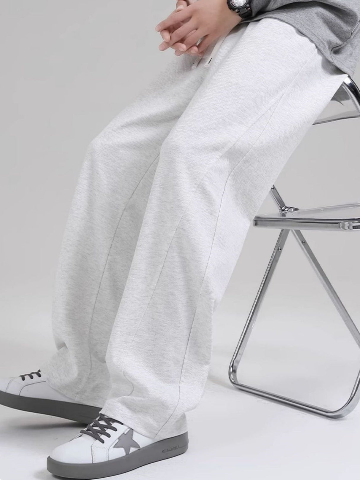 Bananenförmig geschnittene, weite Hose mit geradem Bein