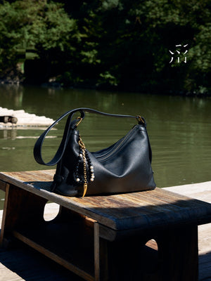 A Small, Soft, Hobo-style Large Shoulder Bag Made Of Top-grain Cowhide Leather, Perfect For Commuting, Versatile, Black, Crossbody, Or Underarm Style.