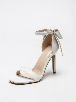 Sandalen mit Schleifenriemen und hohem Absatz