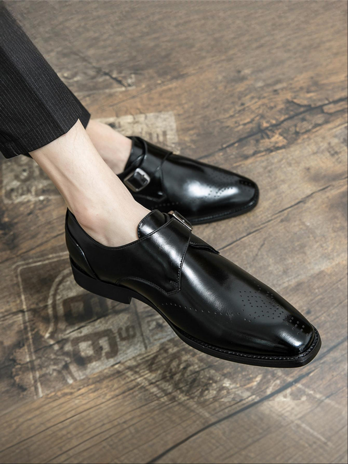 Chaussures habillées à boucle métallique perforée