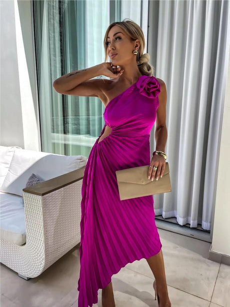 Robes maxi de demoiselle d'honneur à épaules tombantes, plissées et ajourées, ornées de fleurs.