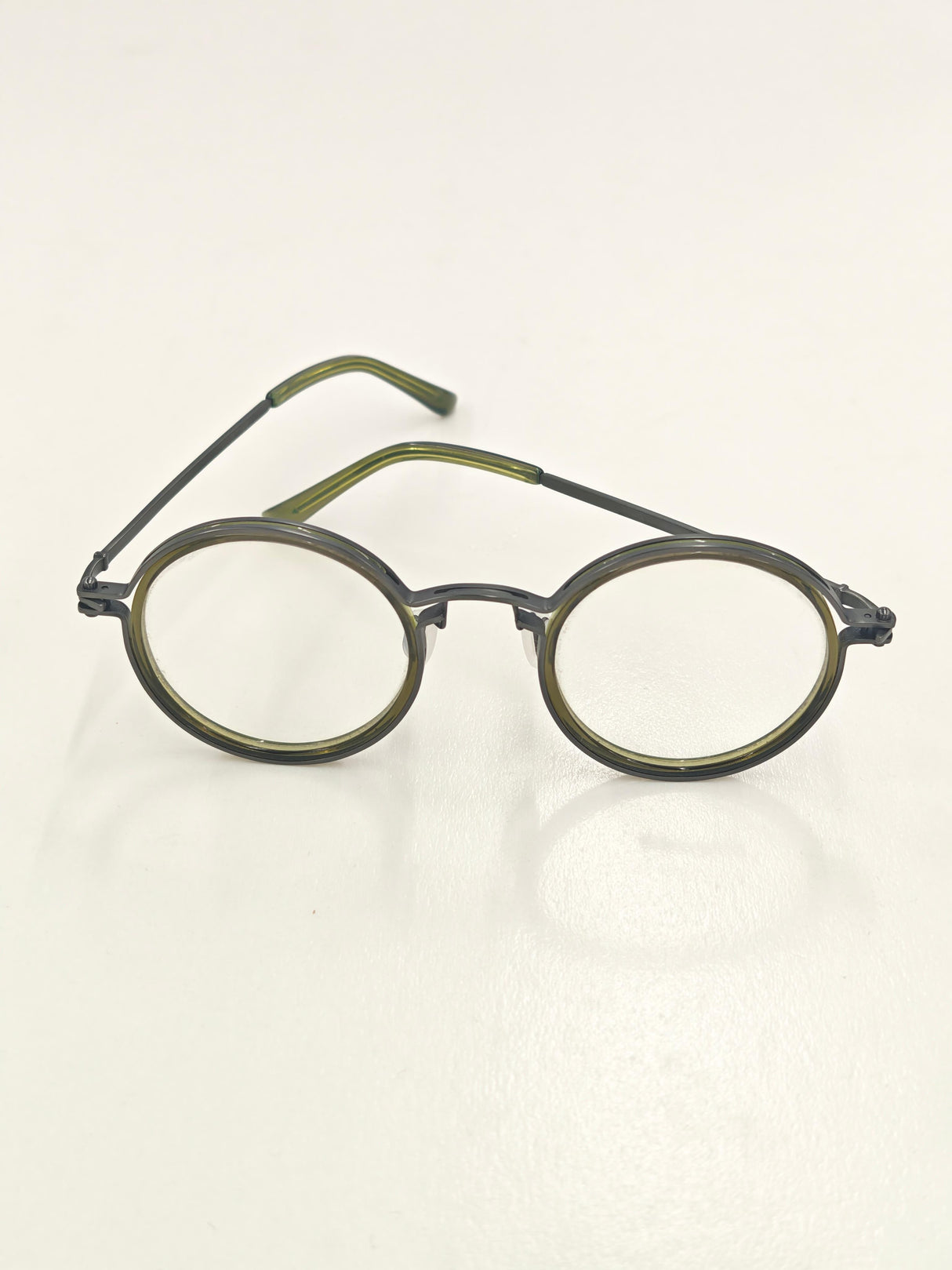 Lunettes vertes translucides à monture argentée