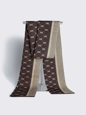 Écharpes longues à carreaux et pompons