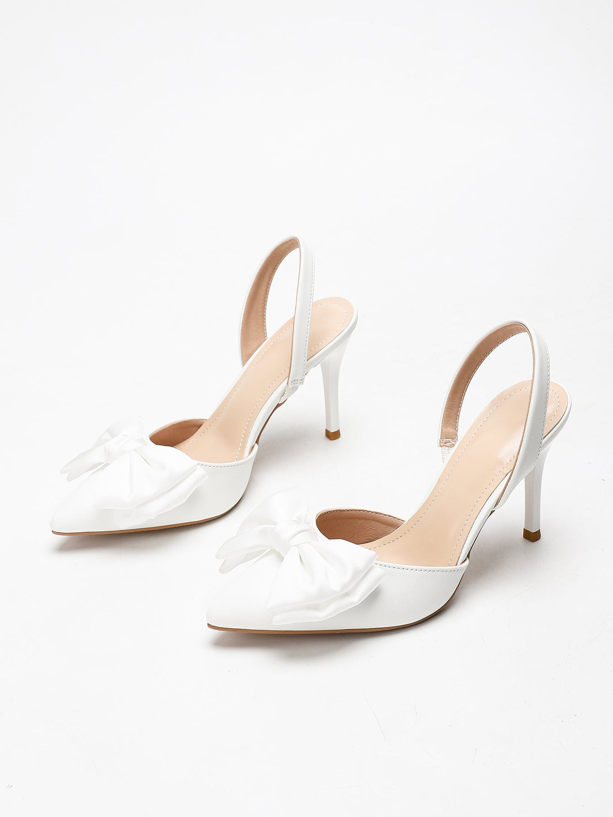 Weiße High Heels mit Schleife