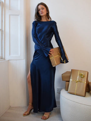 Robe maxi dos nu en satin à manches évasées et fente haute