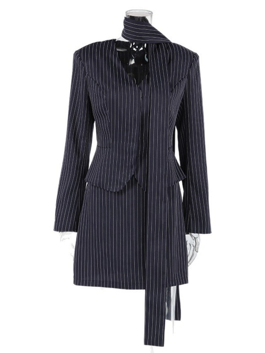 Ensemble deux pièces : blazer bleu marine rayé à col en V ajusté et jupe courte trapèze.