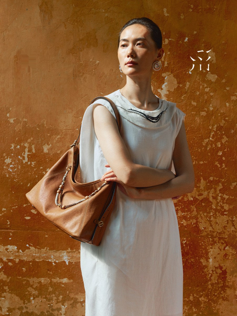 A Single Glance Reveals A Refined And Elegant Style. Hobo Medium-sized Vegetable-tanned Calfskin Commuter Shoulder/crossbody Bag For Spring.