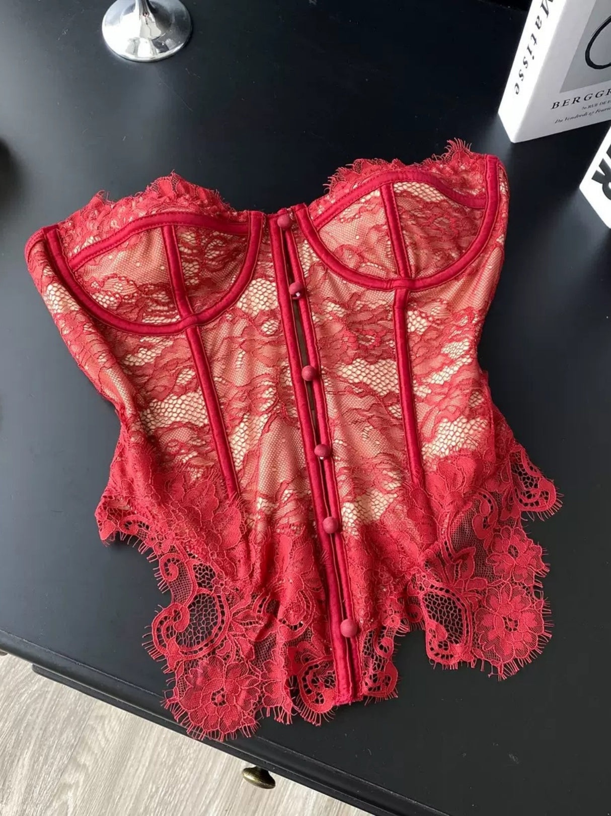 Lace Trim Fish Bones Splicing Button Cutout Bra Camisoles