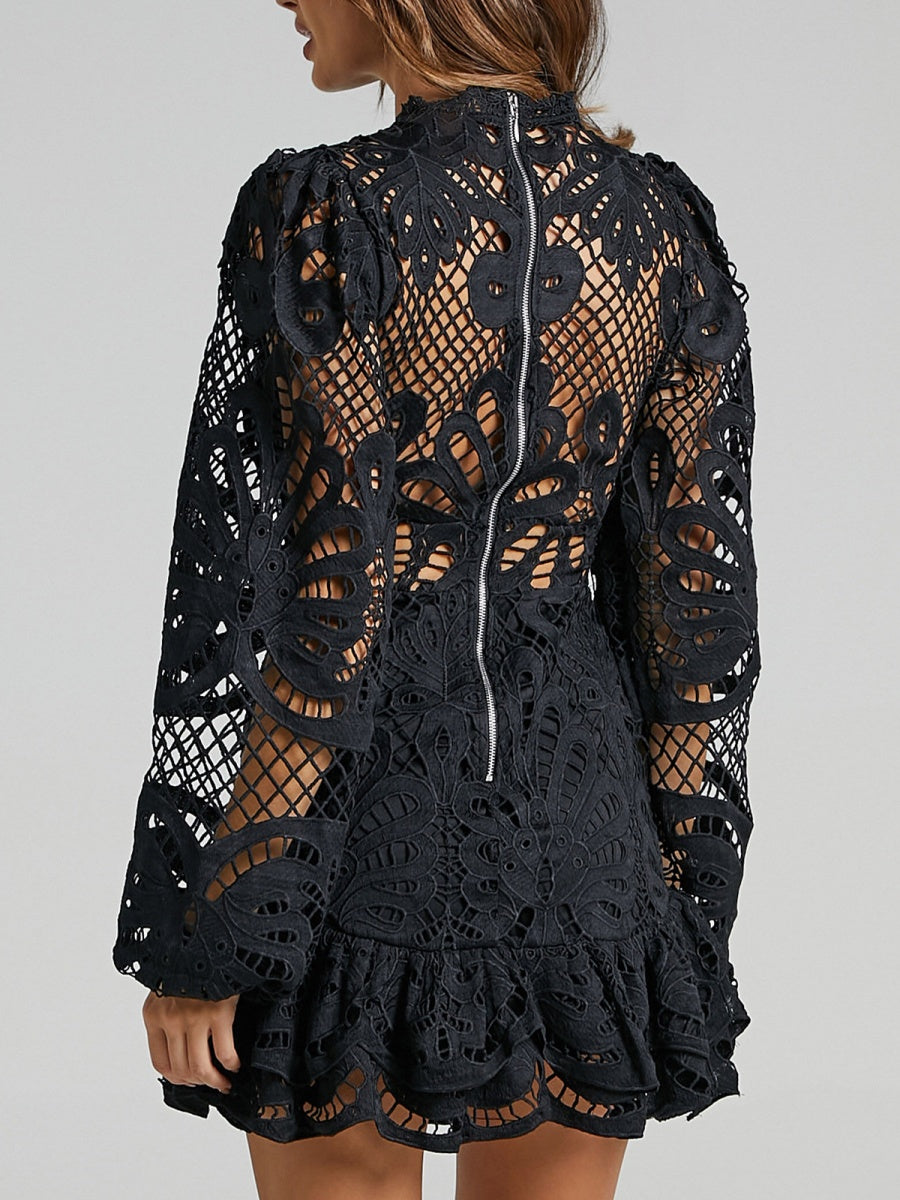 Robe longue à manches longues, coupe trapèze ajustée, style lanterne, ourlet à volants et dentelle hydrosoluble.