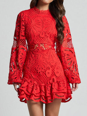 Robe longue à manches longues, coupe trapèze ajustée, style lanterne, ourlet à volants et dentelle hydrosoluble.