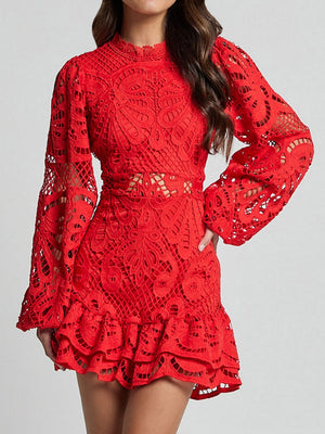 Robe longue à manches longues, coupe trapèze ajustée, style lanterne, ourlet à volants et dentelle hydrosoluble.