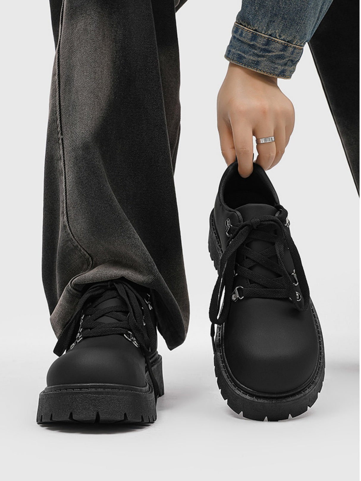 Metallösen, klobige Sohle, lässige Derby-Schuhe