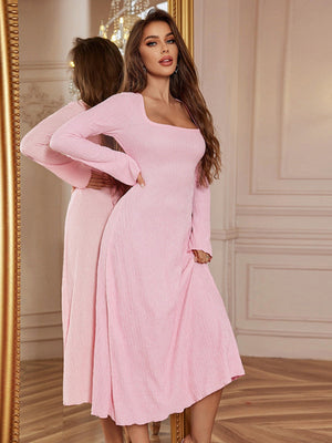 Robes midi à manches longues, col carré et coupe trapèze