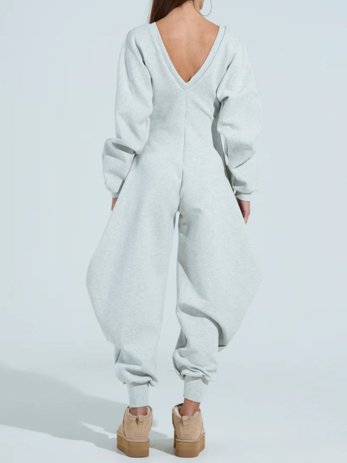 Ausgestellte, enge Jumpsuits und Bodysuits mit V-Ausschnitt und langen Ärmeln