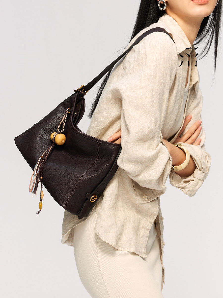 A Hobo Bag Made Of Vegetable-tanned Cowhide With Magnetic Pockets, Perfect For Crossbody, Tote, Or Shoulder Use. A Spring Women's Bag.