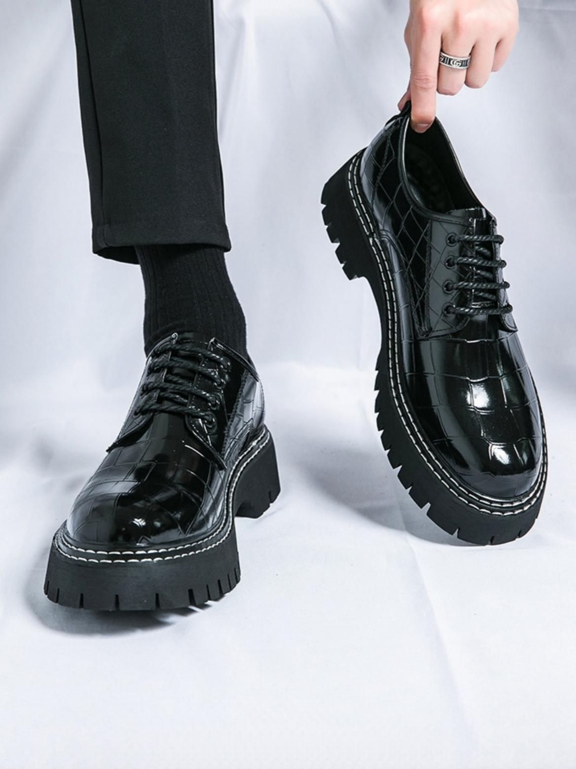 Elegante Business-Schuhe mit Used-Look-Steinmuster und dicken Sohlen