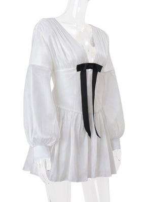 Robes courtes et mini en mousseline à col V et décolleté plongeant, manches ballon et nœud papillon