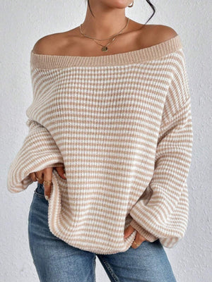 Gestreifter, schulterfreier Strickpullover mit farblich abgestimmtem Ausschnitt