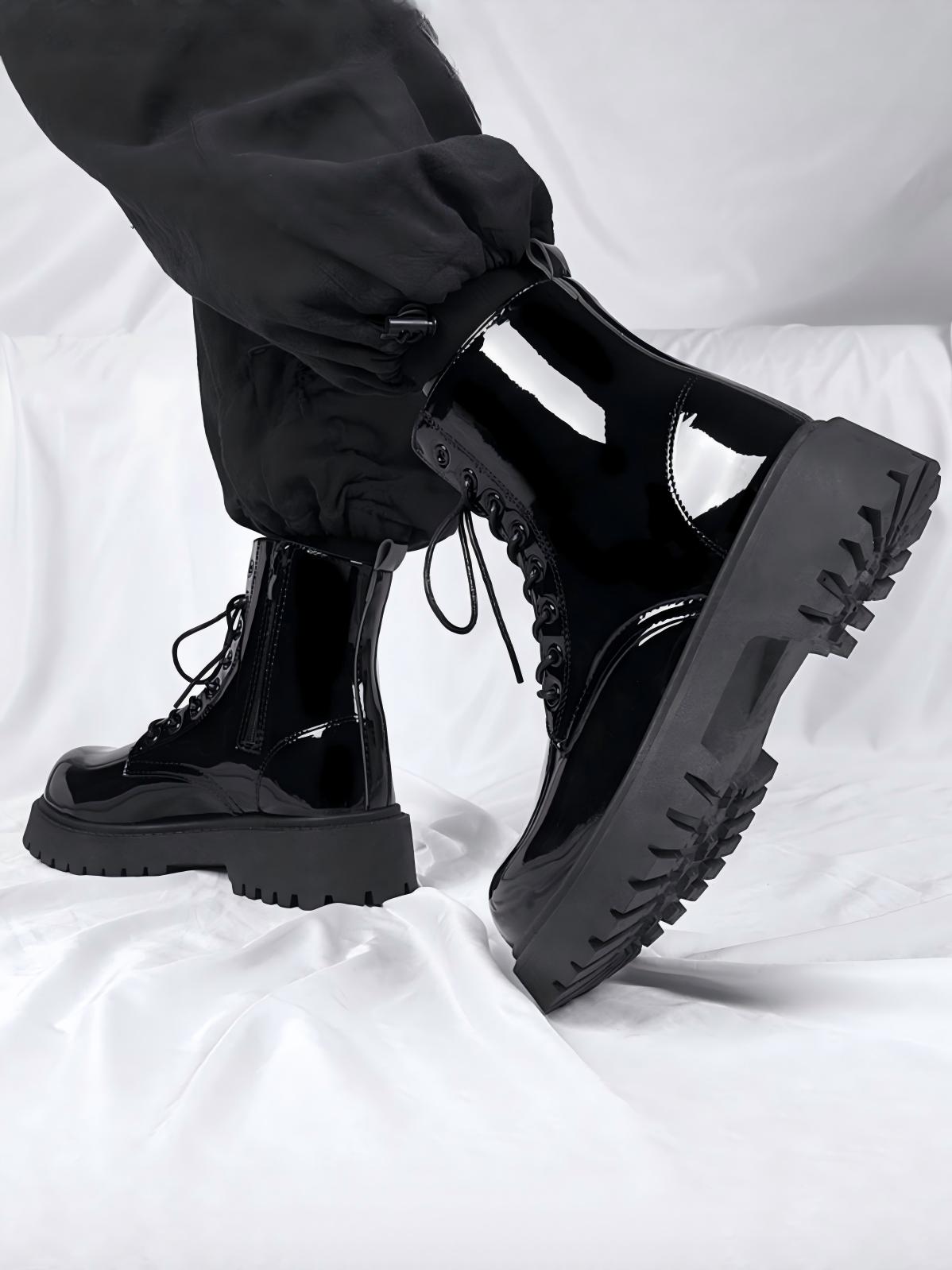 Glänzende schwarze Martin-Stiefel