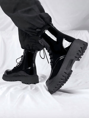Glänzende schwarze Martin-Stiefel