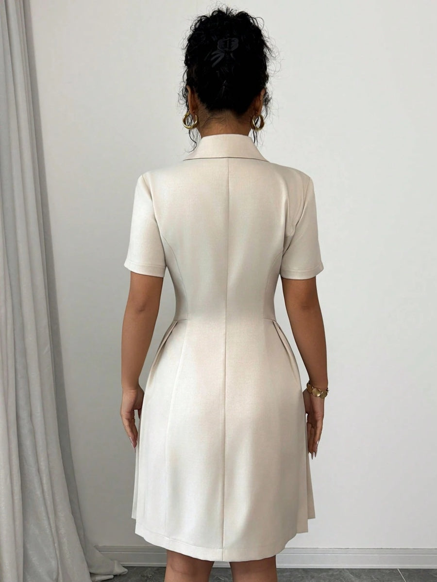 Robe tailleur courte à revers croisé, manches courtes et tailleur tailleur