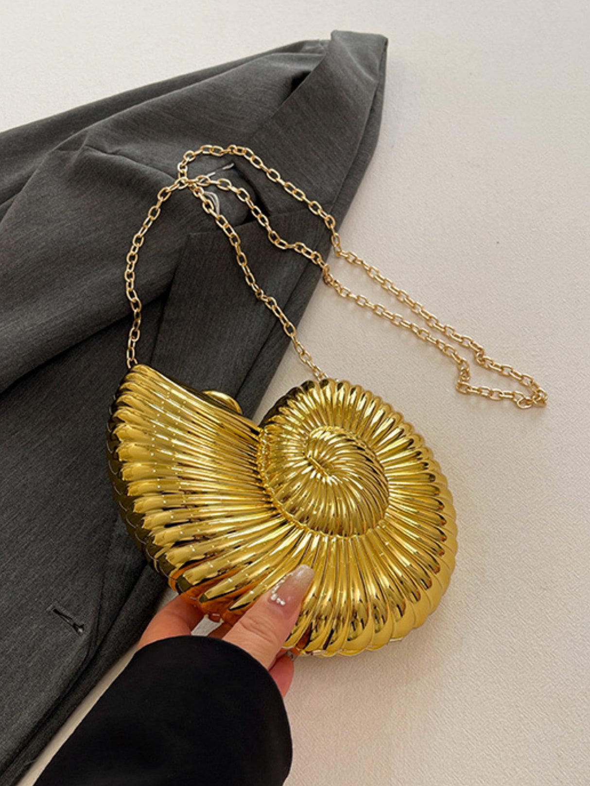 Design-conscious Seashell Acrylic Crossbody Bag