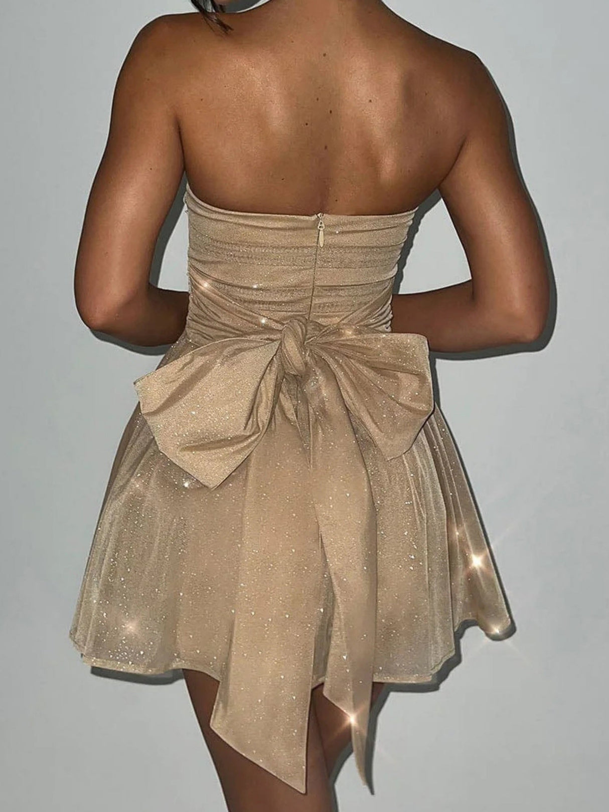 Robes courtes à sequins et à épaules dénudées en résille avec nœud de Noël