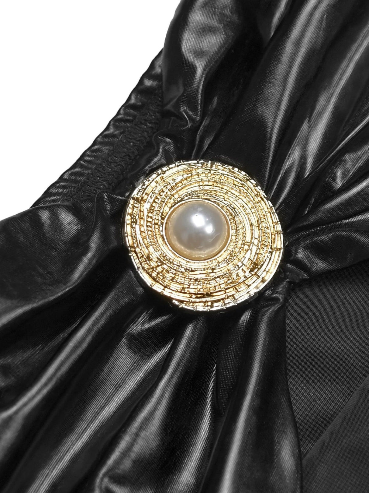 Robe de soirée longue plissée à fines bretelles et décolleté métallisé, bretelles spaghetti, effet brillant.