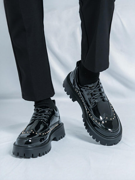 Trendige, farblich abgesetzte, mit Nieten besetzte Schnür-Plateau-Schuhe