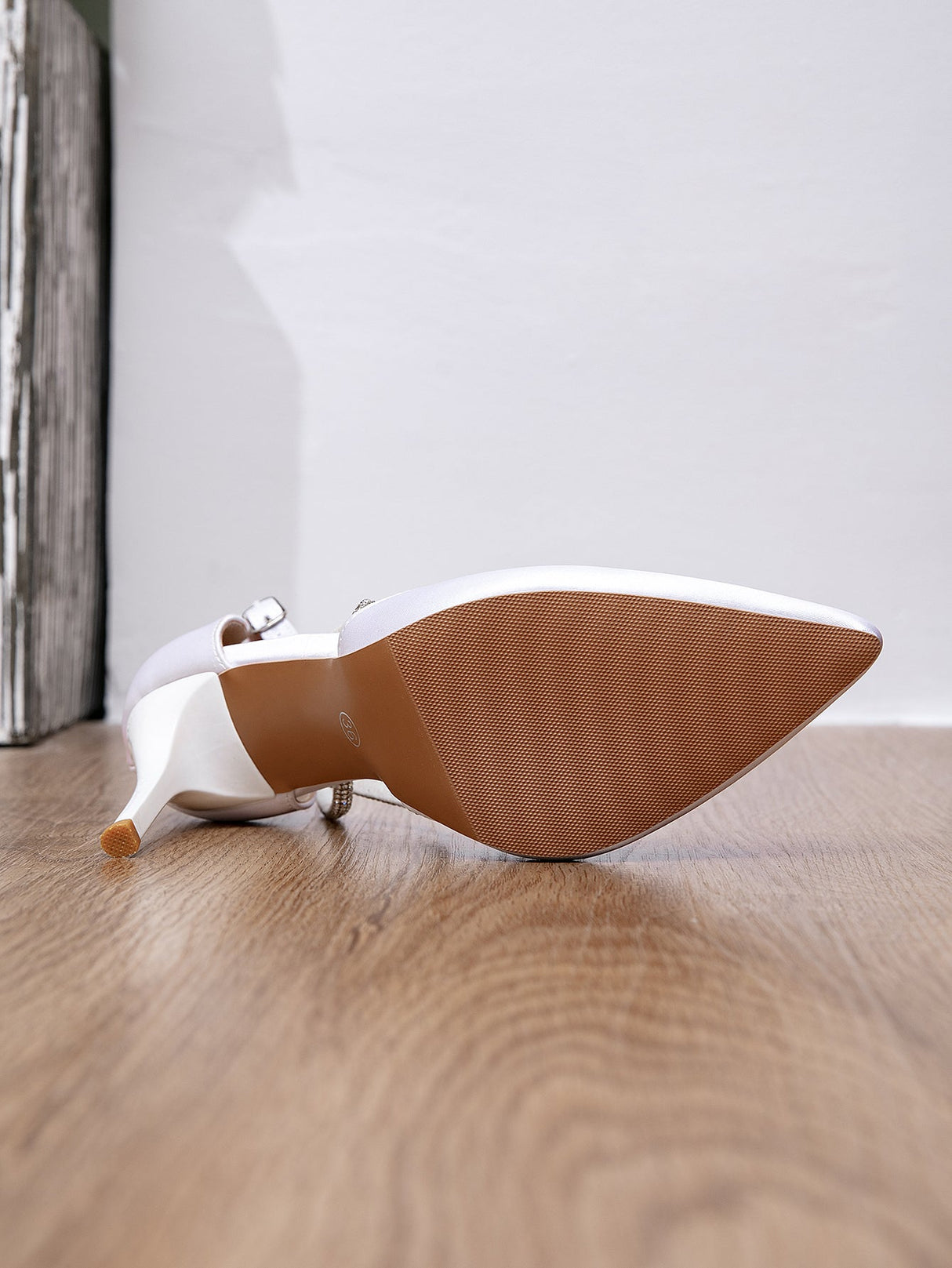 Escarpins blancs à brides incrustées de diamants