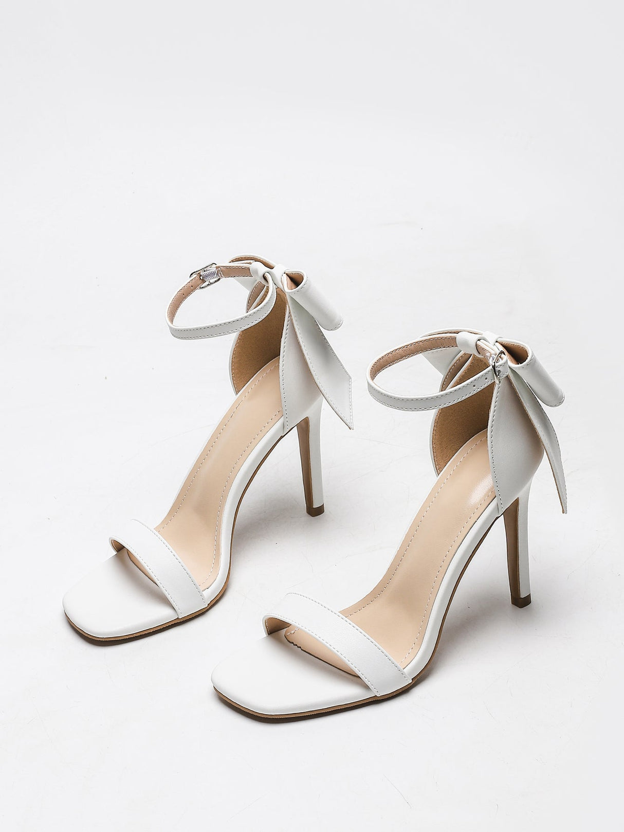 Sandalen mit Schleifenriemen und hohem Absatz