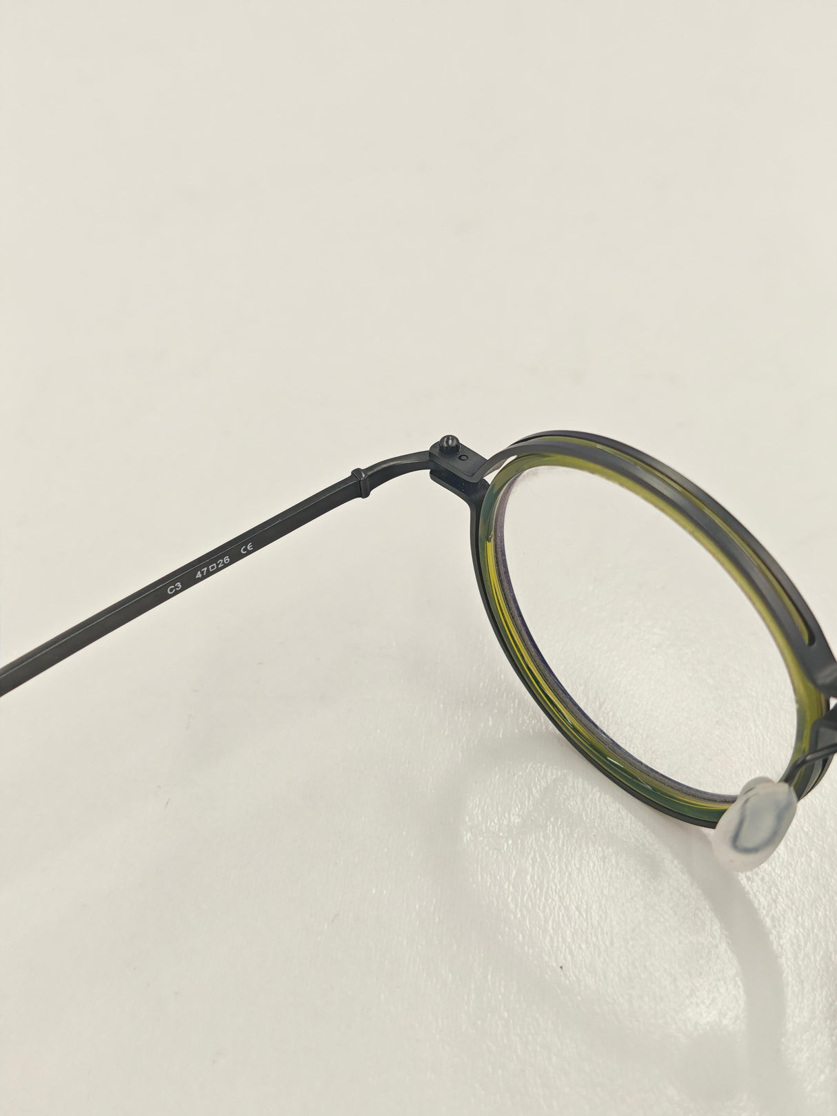 Lunettes vertes translucides à monture argentée