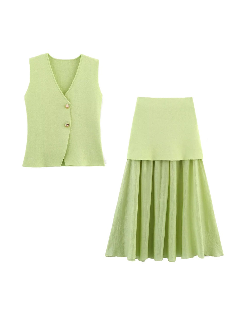 Ensemble deux pièces : gilet à col en V et boutons dorés, jupe plissée