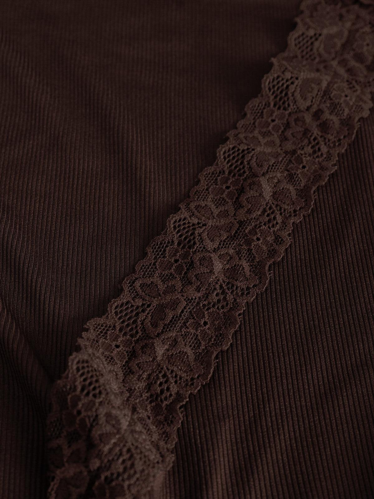 Lace-trimmed V-neck Bell Sleeve Slim Fit T-shirt