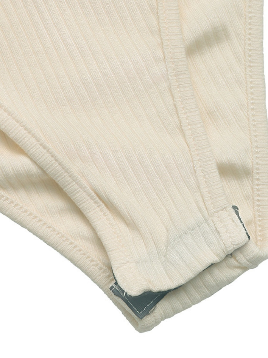 Body moulant à boutons et passepoils