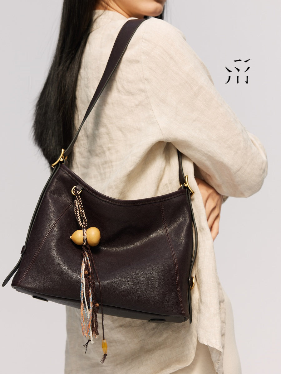 A Hobo Bag Made Of Vegetable-tanned Cowhide With Magnetic Pockets, Perfect For Crossbody, Tote, Or Shoulder Use. A Spring Women's Bag.