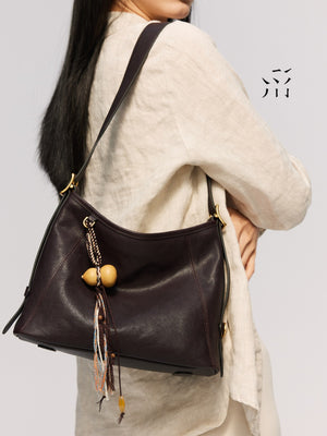 A Hobo Bag Made Of Vegetable-tanned Cowhide With Magnetic Pockets, Perfect For Crossbody, Tote, Or Shoulder Use. A Spring Women's Bag.