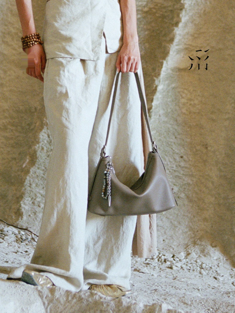 A Small, Soft, Hobo-style Large Shoulder Bag Made Of Top-grain Cowhide Leather, Perfect For Commuting, Versatile, Black, Crossbody, Or Underarm Style.