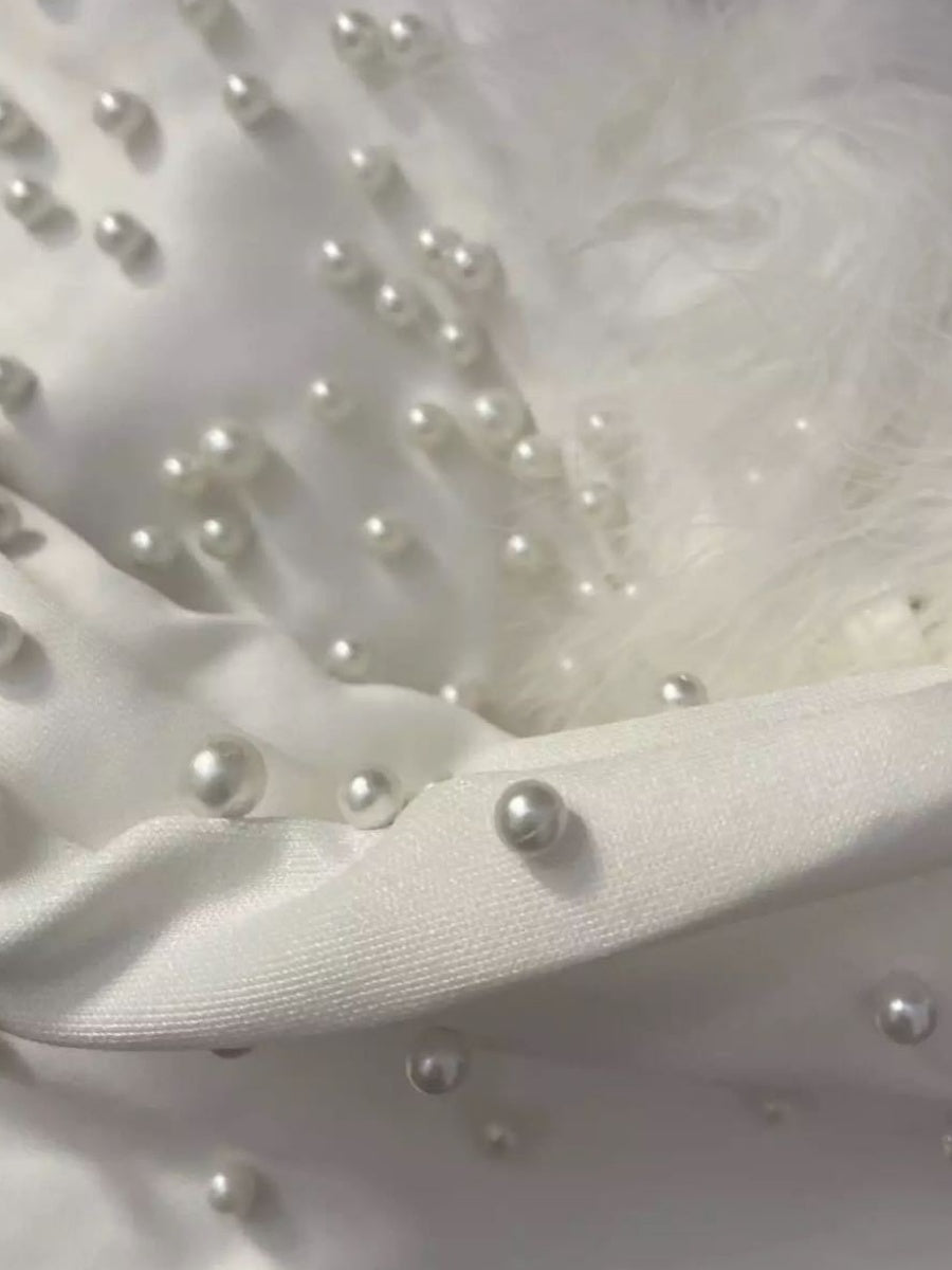 Feder- und Perlen-Maxikleider mit schulterfreiem Schnitt und Hüftbetonung