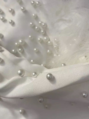 Feder- und Perlen-Maxikleider mit schulterfreiem Schnitt und Hüftbetonung